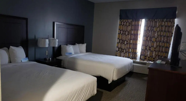 Четырёхместный номер Standard Days Inn & Suites by Wyndham Cleburne TX