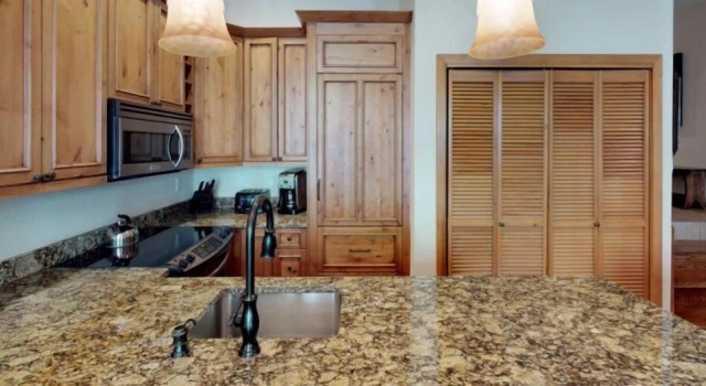 Luxury One Bedroom Condo in Cascade Village at the Base of Chair Lift 20