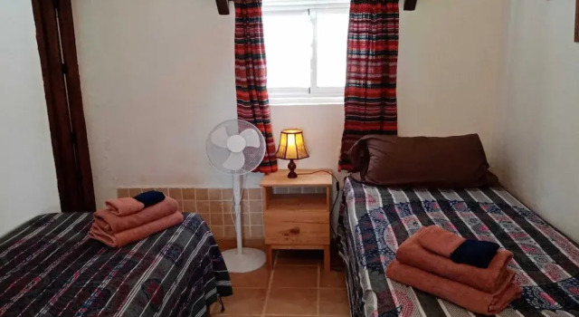 3 Bed Lodge - Sleeps 6 - Pool - Terrace - Parking, Book Feriehus Sommerhuse i Granada, Hytte