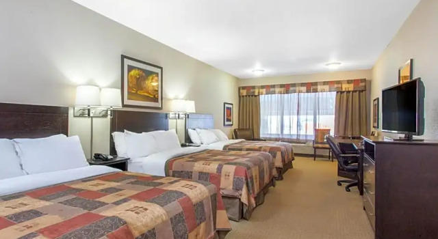 Шестиместный номер Superior Ramada by Wyndham Pincher Creek