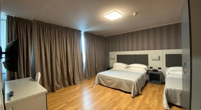 Трёхместный номер Mediterraneo Palace Hotel