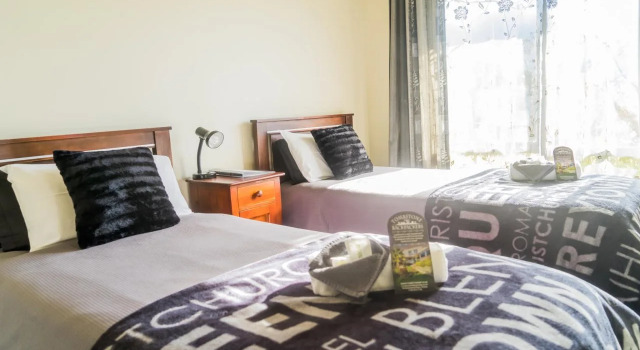 Tombstone Motel, Lodge & Backpackers, Забронировать Мотель Отели Пиктон с парковкой, Парковка