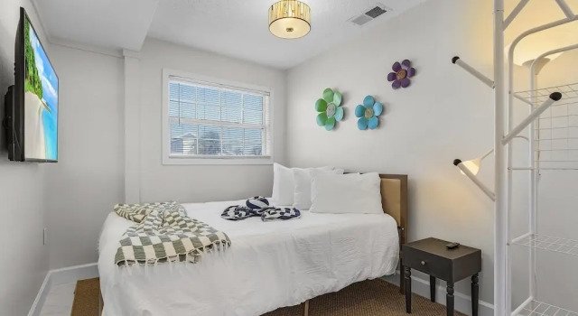21591/3 Waterfront Duplex With Pool And Spa - Manor 4 Bedroom Home