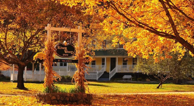 RiverWood Inn, Rezerwuj Bed and Breakfast Hotele w Jackson z parkingiem, w pobliżu Farma Nestlenook, Parking