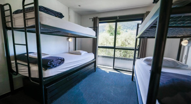 Base Queenstown, Забронировать Отель Куинстаун 