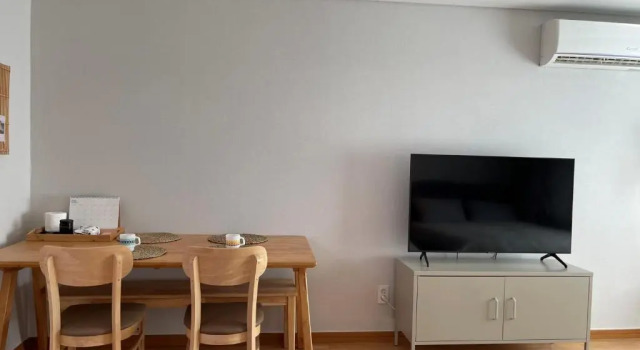 Апартаменты Hongdae Residence 3 - 1min from Hongik Uni station Exit #1