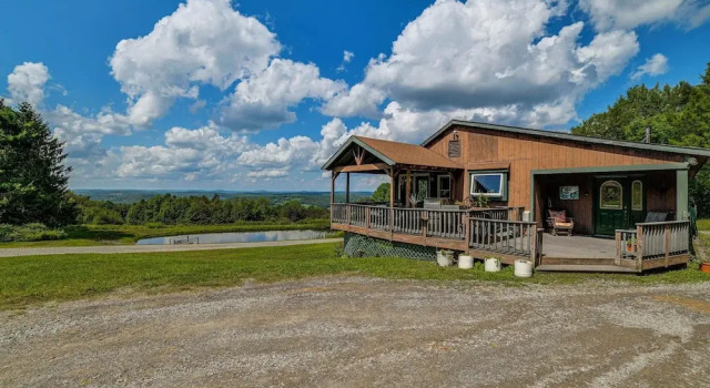 Коттедж Serene Home w/ Deck, Pond & Mtn Views in Jefferson