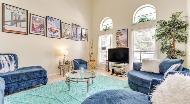 Disney-themed Villa w/ Heated Pool, 10 Mi to Parks, Rezerwuj Willa Hotele w Kissimmee z parkingiem, Parking