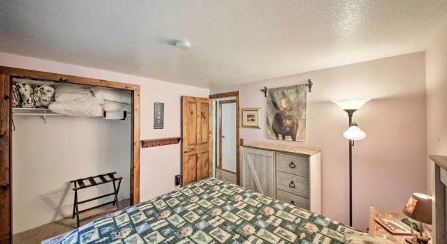 Quaint Priest Lake Cabin w/ Patio < 1 Mi to Lake!, Buchen Sie Ferienhaus Priest River Idaho