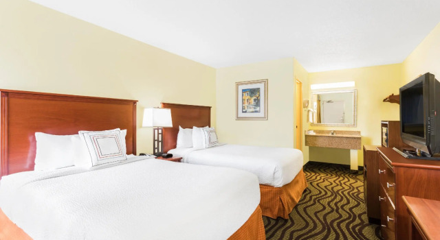 Четырёхместный номер Standard Baymont by Wyndham Savannah Midtown