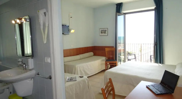 Четырёхместный номер Standard с балконом и с видом на море Hotel Sole E Mare