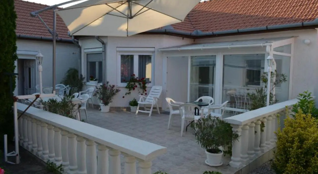 Коттедж с 5 комнатами Henrietta - Violetta Apartman
