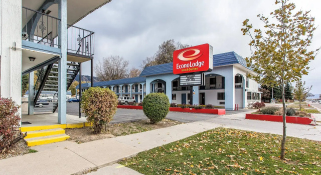Econo Lodge Inn & Suites