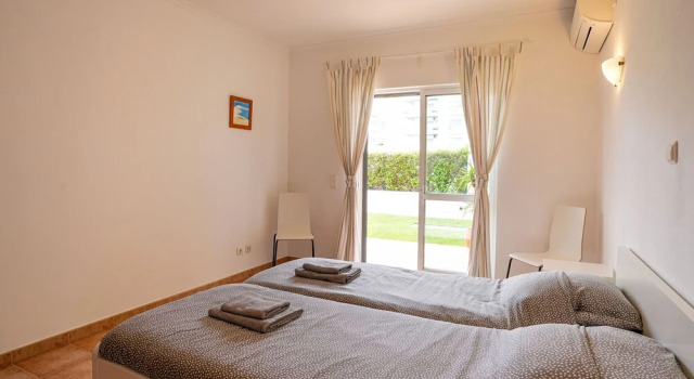 Beautiful Apartment With a Bedroom in Meia Praia and a Communal Swimming Pool