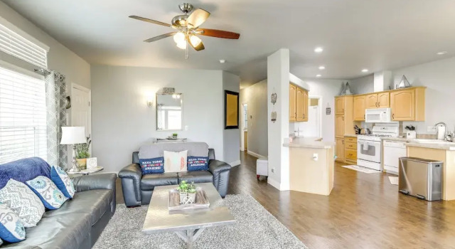 Walk to Colorado River: Needles Gem w/ Pool Access, Buchen Sie Ferienhaus Needles Kalifornien
