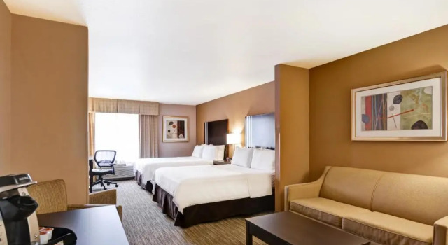 Четырёхместный люкс Holiday Inn Express Hotel & Suites Milwaukee-New Berlin by IHG