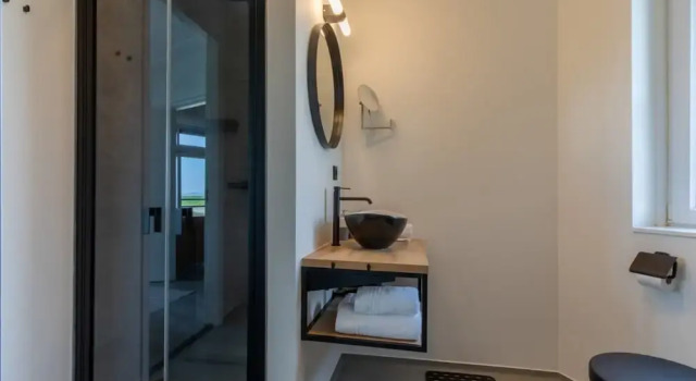 Lush apartment with water views, Book Apartment Goes 