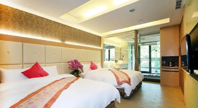 Четырёхместный номер Standard с балконом и с видом на горы Shuian Lakeside Hotel