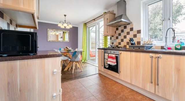 Коттедж Dwellers Delight Living Ltd Serviced Accommodation, Chigwell, London 3 bedroom House, Upto 7 Guests, Free Wifi & Parking