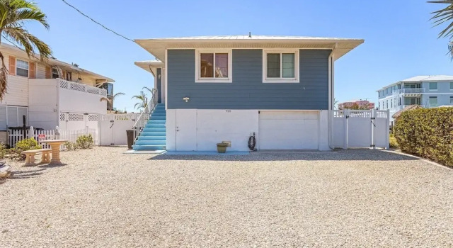 920 Bay Breeze Bungalow: Stunning Bay View Home W/ Heated Pool! 2 Bedroom Home, Забронировать Дом для отпуска Отели в центре Форт-Майерс-Бич, в центре, Парковка