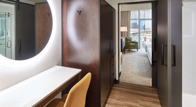 Двухместный люкс с балконом Embassy Suites by Hilton Nashville Downtown