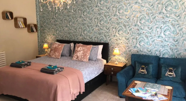 Little Treasure and Gem with private 2 person Hot Tub and up to 25 percent ferry saving, Rezervați Hotel Shanklin Isle of Wight