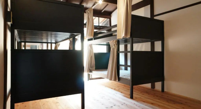 Кровать в общем номере Guesthouse Itoya Kyoto