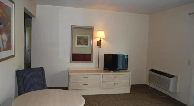 Апартаменты Clinton Inn & Suites