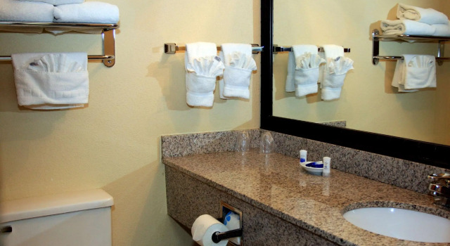 Четырёхместный номер Standard AmericInn by Wyndham Woodstock IL