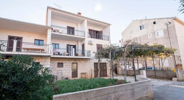Apartment Mirjana, Rezerwuj Apartament Hotele w Split-Dalmatia County z parkingiem, Parking