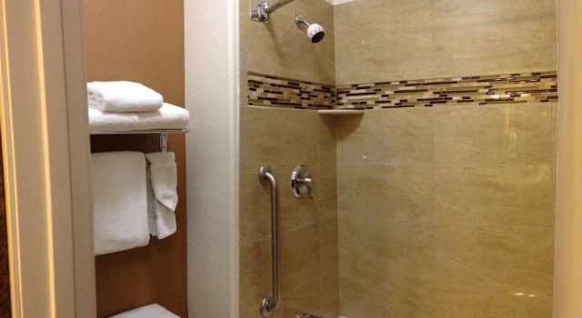 Люкс с балконом Comfort Suites Golden West on Evergreen Parkway