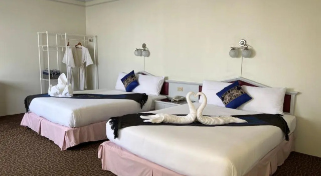 Семейный люкс с балконом Merlin Grand Hotel