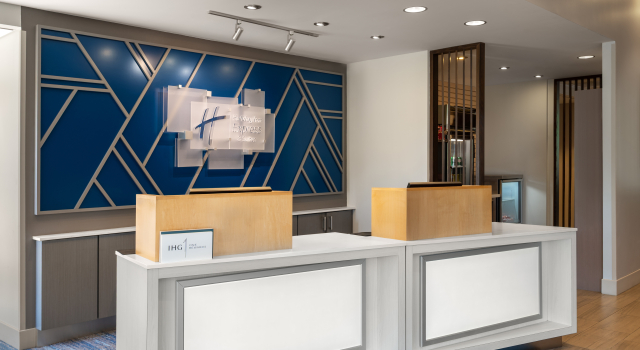 Holiday Inn Express Queensbury - Lake George Area by IHG, Varaa Hotelli Hotellit New York State uima-altaalla, Uima-allas