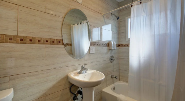 Четырёхместный номер Standard Tradewinds Airport Hotel