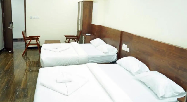 Четырёхместный номер Deluxe HOTEL NIVETHA INN