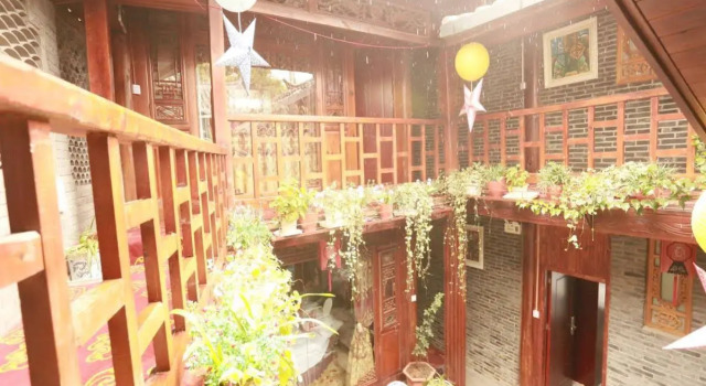 Ruxiang Hostel - Greenery Inn, Забронировать Хостел Лицзян Юньнань, рядом с Улица Сквер-стрит Древнего города Даянь
