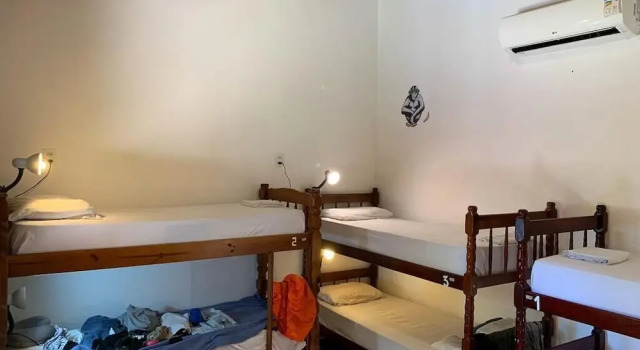 Кровать в общем номере с видом на горы Biergarten Hostel