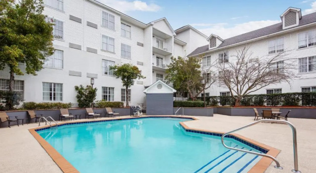 Номер Standard с видом на бассейн DoubleTree by Hilton Raleigh Durham Airport at Research Triangle Park
