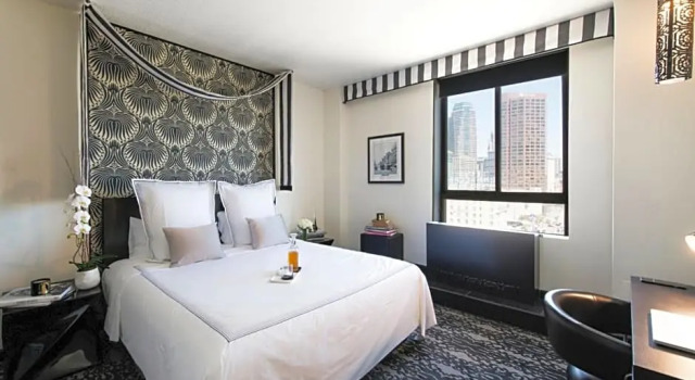 Четырёхместный номер Deluxe с красивым видом из окна The Mayfair Hotel Los Angeles