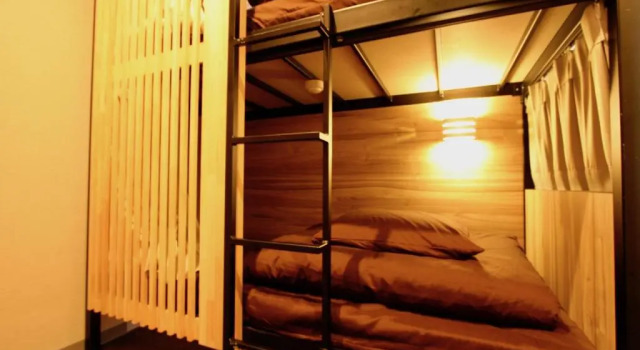 Кровать в общем номере Namba Guesthouse HIVE