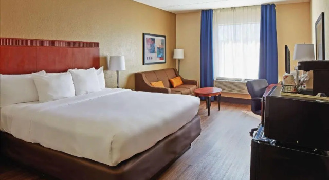Люкс Comfort Suites Outlet Center