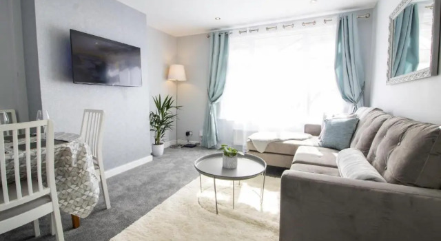 Апартаменты Modern and Stylish Apartment- Short Walk to Beach