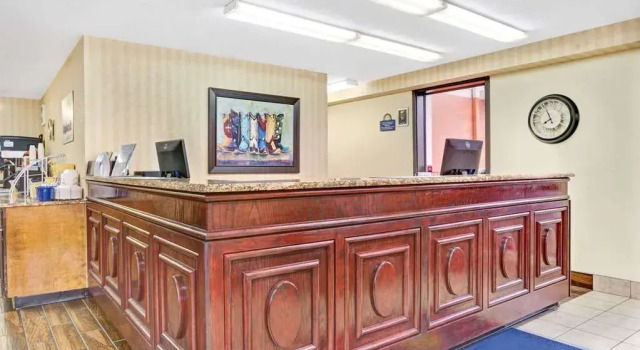 Days Inn Nashville At Opryland/Music Valley Dr, Забронировать Отель Нэшвилл Теннесси, рядом с Конгресс-центр Gaylord Opryland