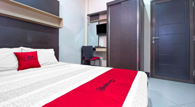 RedDoorz Plus near Isola UPI
