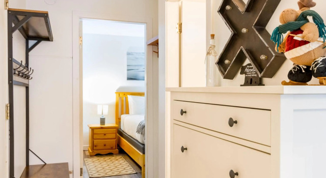Cute and Cozy, Walk to Gondola Ski in Out