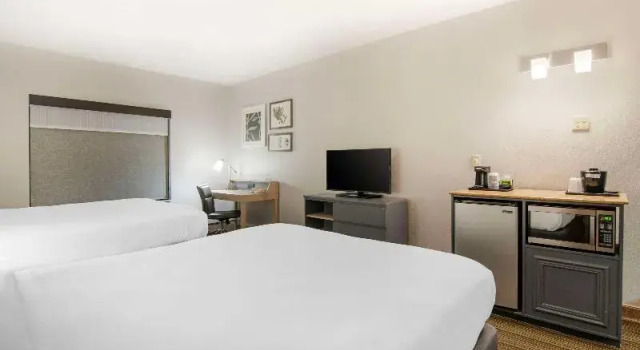 Шестиместный номер Standard Country Inn & Suites by Radisson, Columbia, MO
