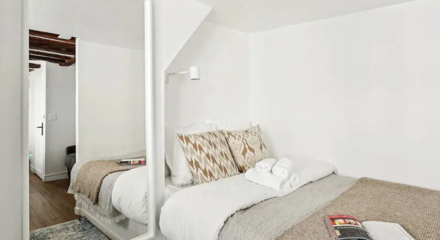 Cozy Getaway in Le Marais Heart of Paris, Забронировать Отель Париж Иль-де-Франс, рядом с Станция метро Rambuteau
