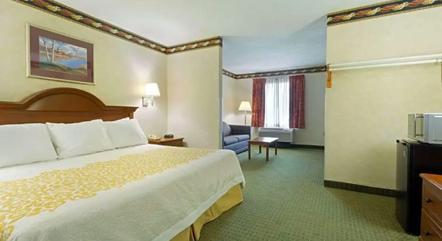 Люкс Days Inn by Wyndham Clinton