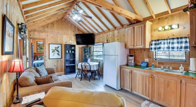 Коттедж Cozy Dillard Cabin w/ Mountain Views & Pool Access