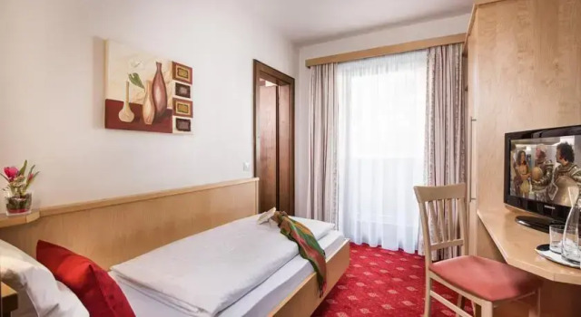 Pension Haus am Dorfplatz, Rezerwuj Hotel Hotele w Salzburg z parkingiem, Parking